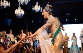 La nueva Miss Gay Brasil 2019, Antonia Gutiérrez, saluda al público.