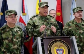  El comandante de las Fuerzas Militares, general Luis Fernando Navarro (centro).