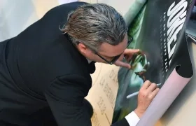 Joaquin Phoenix, protagonista de la cinta firmando autógrafos.