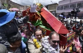 El persona de carnaval Pepino recorre las calles en su ataúd este domingo, en La Paz (Bolivia). 