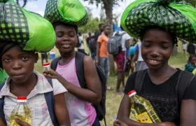 Mozambique: colegialas de Beira llevándose raciones a casa antes del cierre de las escuelas en abril. 