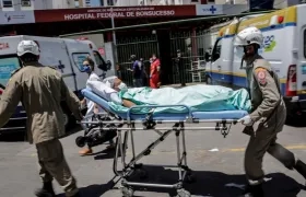 Pacientes son evacuados de uno de los pabellones del Hospital Federal de Bonsucesso, debido a un incendio.