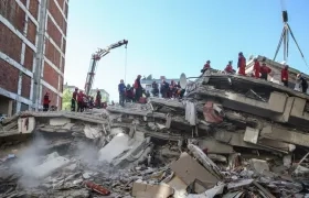 Un total de 17 edificios colapsaron en varios barrios de Esmirna.
