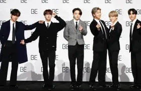 V (L), Jin (2-L), Jung Kook (3-L), RM (3-R), Jimin (2-R) y J-hope (R), los integrantes de BTS.