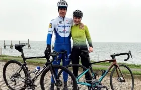 Fabio Jakobsen y su esposa, tras un paseo en bicicleta esta mañana. 