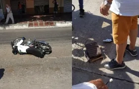 La motocicleta en la que se movilizaban los presuntos ladrones y el arma que le hallaron. 