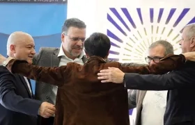 Miembros de las FARC se abrazan con la representante de las víctimas del atentado contra el club El Nogal.