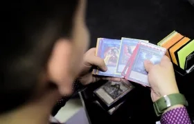 Un duelista observa algunas de sus cartas. 