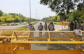 El personal de seguridad de la India está de guardia fuera de la Embajada de China en Nueva Delhi-