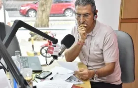 El periodista Jorge Cura, en plena emisión del Noticiero.