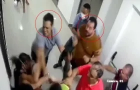 Jalim Rebaje y Assad Baraque golpeando a la pediatra.