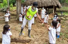 Niños Kogui recibiendo las ayudas.