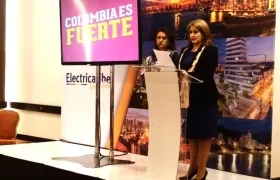 Ángela Patricia Rojas anunciando al nuevo operador del cual ha estado fungiendo como Gerente.