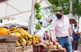 Jaime Pumarejo visita la iniciativa 'Mercado a tu Barrio' en el parque Tivoli.