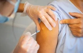 La vacunación comienza en febrero en Colombia, mediante dos fases.