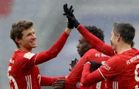 Thomas Müller y Robert Lewandowski se felicitan tras el gol del triunfo. 