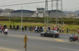 Familiares afuera de la cárcel intervenida este sábado en Ecuador.