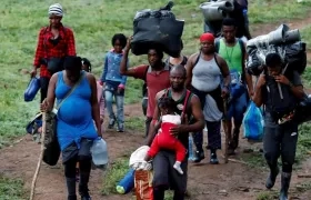 Migrantes haitianos en su camino hacia Panamá por el Tapón del Darién en Acandí, Colombia.