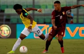Darwin Machís (d) de Venezuela disputa hoy el balón con Ángelo Preciado de Ecuador.