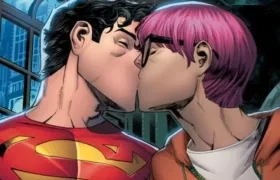 Kent y Nakamura aparecen en el cómic dándose un beso.
