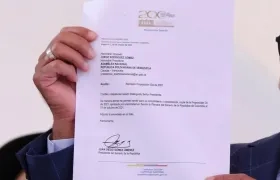 Jefe de la Asamblea Nacional, Jorge Rodríguez, muestra la carta enviada desde el Senado.