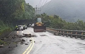 Rocas caídas en una Carretera Provincial No. 9 en Yilan.