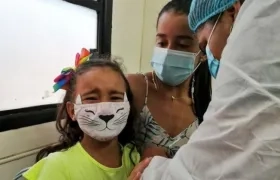 Una niña es vacunada en Colombia, en jornada del plan ampliado de inmunización PAI.
