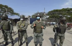 Policía ecuatoriana retomó el control de la cárcel en Guayaquil.