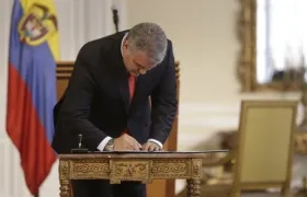 Presidente Iván Duque en la firma de una ley.