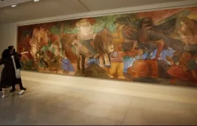  El Museo de Antioquia, con motivo de la celebración de sus 140 años, puso en exhibición este lunes el mural 'Escena con jinete' de Fernando Botero.