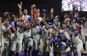 Los campeones panamericanos junior de béisbol celebran en el estadio Édgar Rentería.