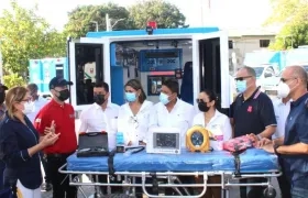 Los Alcaldes recibiendo las ambulancias.