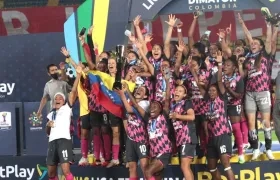 Jugadoras de Independiente Santa Fe celebrando el título 2020.