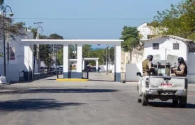 Policías vigilan el Palacio Nacional, en Puerto Príncipe. 