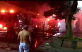 Momento del incendio en el Centro de Barranquilla. 