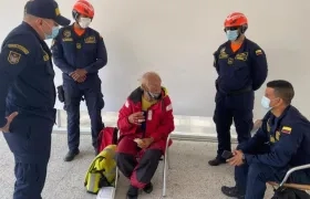 El ciudadano extranjero en la Capitanía de Puerto luego de ser rescatado.