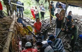 Brigadas de emergencia trabajan para intentar ingresar a una mina de oro de la vereda El Bosque en zona rural de Neira.