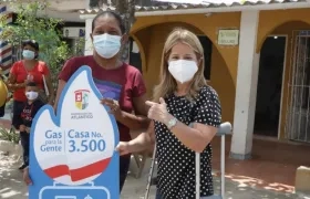 La gobernadora del Atlántico, Elsa Noguera, visitó la vivienda donde se instaló la conexión número 3.500 dentro del proyecto ‘Gas para la Gente’ en Soledad.