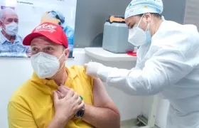 Aplicación de la vacuna al Gobernador de Sucre Héctor Espinosa Oliver.
