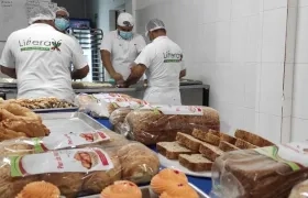 Reclusos haciendo los panes en la Cárcel Modelo de Barranquilla. 