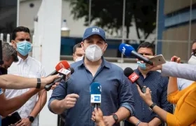 El gerente del diario El Nacional, Jorge Makriniotis, ofrece declaraciones frente a la antigua sede del periódico este lunes, en Caracas (Venezuela).