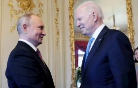 Vladímir Putin saluda a Joe Biden. Los presidentes de Rusia y Estados Unidos se reúnen en Ginebra.