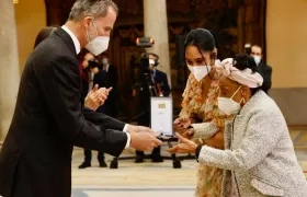 El Rey Felipe VI le entrega a la cantante cubana Omara Portuondo la Medalla de Oro al Mérito en las Bellas Artes, 