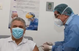 Iván Duque fue atendido por el Ministro de Salud, médico Fernando Ruiz, quien le aplicó la segunda dosis de la vacuna de Pfizer.