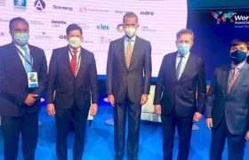 El ministro de Justicia, Wilson Ruia, segundo de izquierda a derecha; y el alcalde Jaime Pumarejo, a la derecha; en la Asociación Mundial de Juristas.,