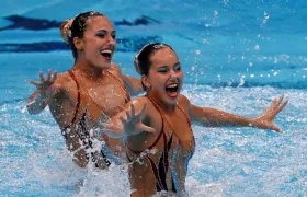 Mónica Arango y Estefanía Álvarez, nadadoras artísticas colombianas. 