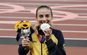 Lorena Arenas con la medalla de plata de los Juegos Olímpicos. 