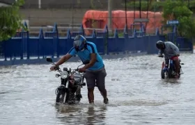 Una calle inundada hoy, en Santo Domingo.