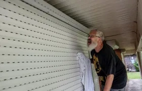 Joe Cermak trata de proteger su casa en Louisiana.