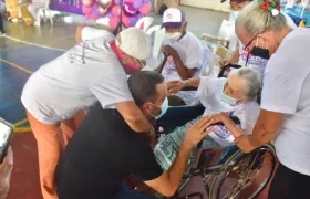 El Alcalde José Fernando Vargas compartiendo con los abuelitos.